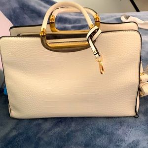 Beautiful purse in white many dividers